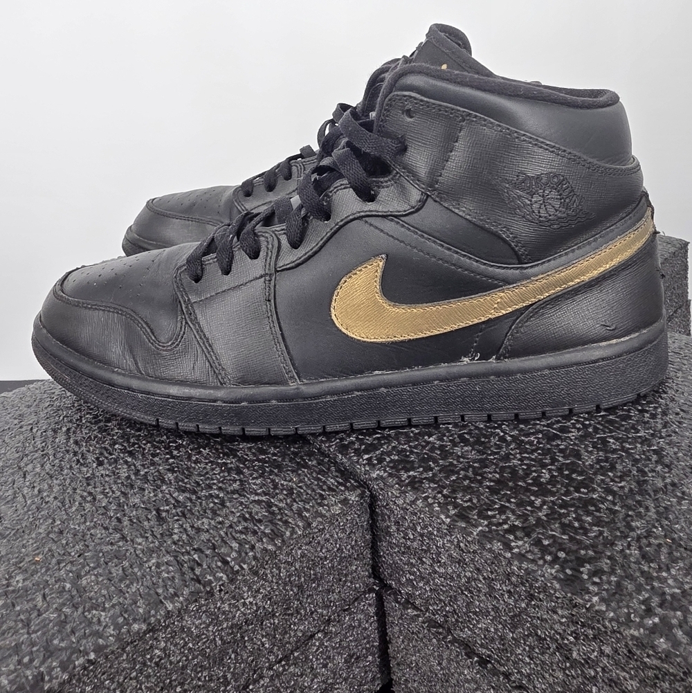 Nike Air Jordan 1 Mid Triple Black Gold 554724-010 Men's Size 12 Shoe 2013 Retro